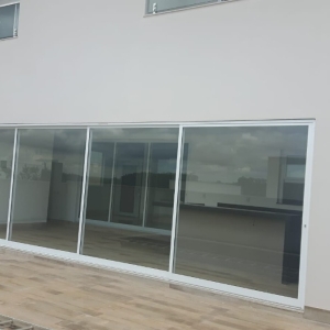Portas em Esquadrias de Alumínio